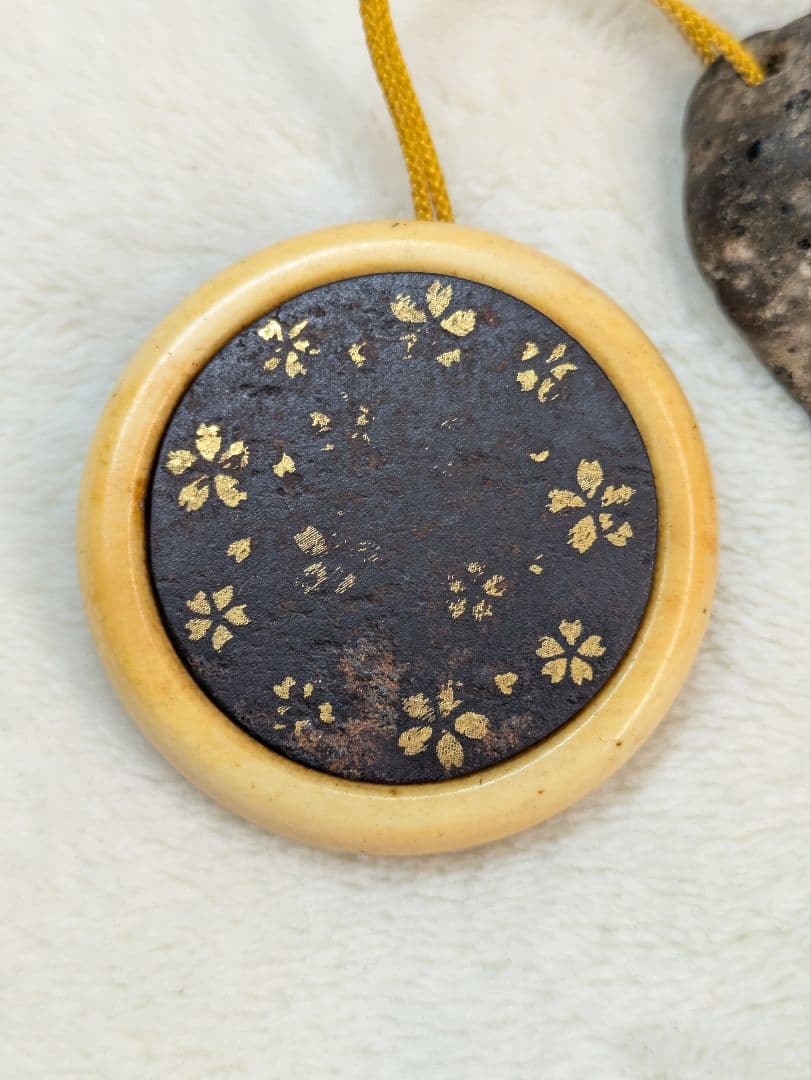 骨董　提げ物　根付　饅頭根付　根付け　金象嵌　桜吹雪　古玩　印籠