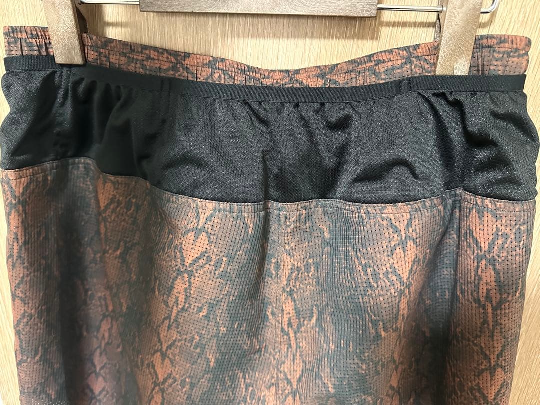 ウォーキング・ランニングウェア CHARBON Python Pattern Shorts