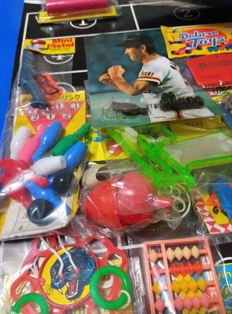 昭和レトロ【駄菓子屋・くじ引き】駄玩具　コスモス　スーパーカー　野球バッチ　クジ