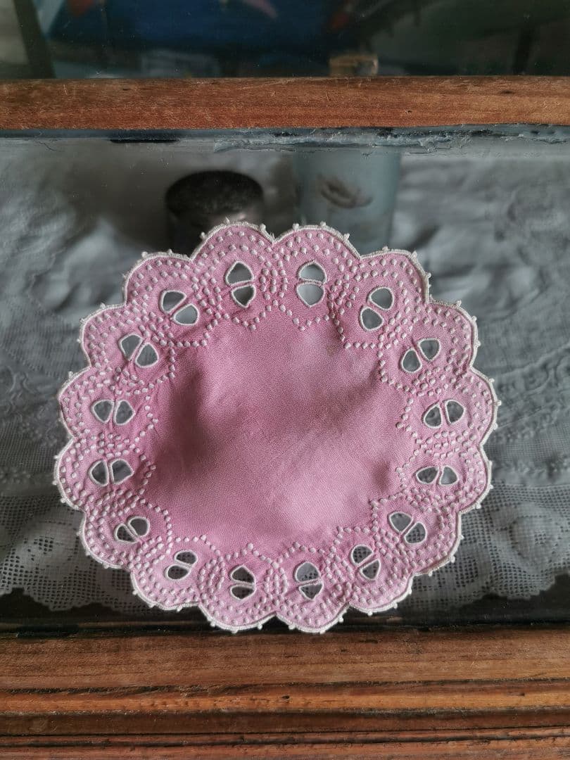 アンティーク フランス コーラルピンク オープンカットワーク＆白糸刺繍ドイリー