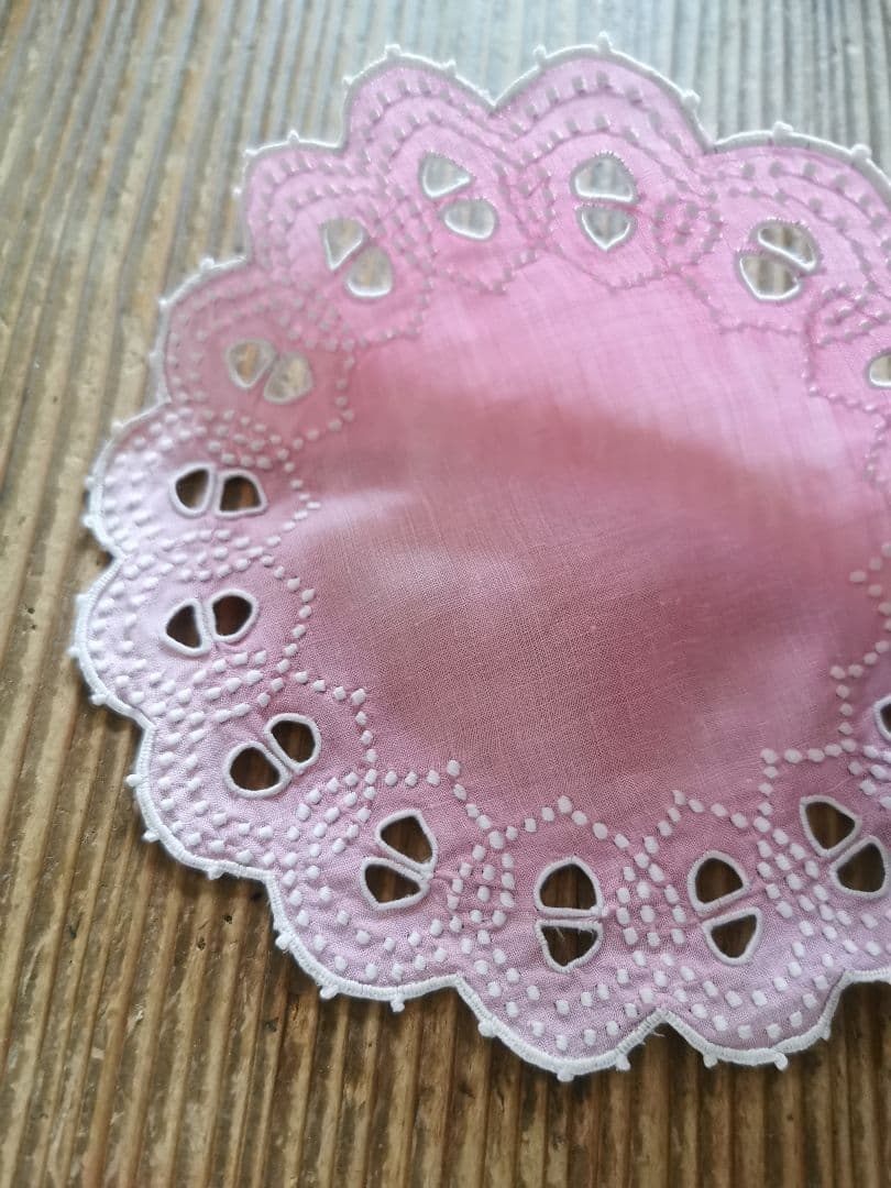アンティーク フランス コーラルピンク オープンカットワーク＆白糸刺繍ドイリー