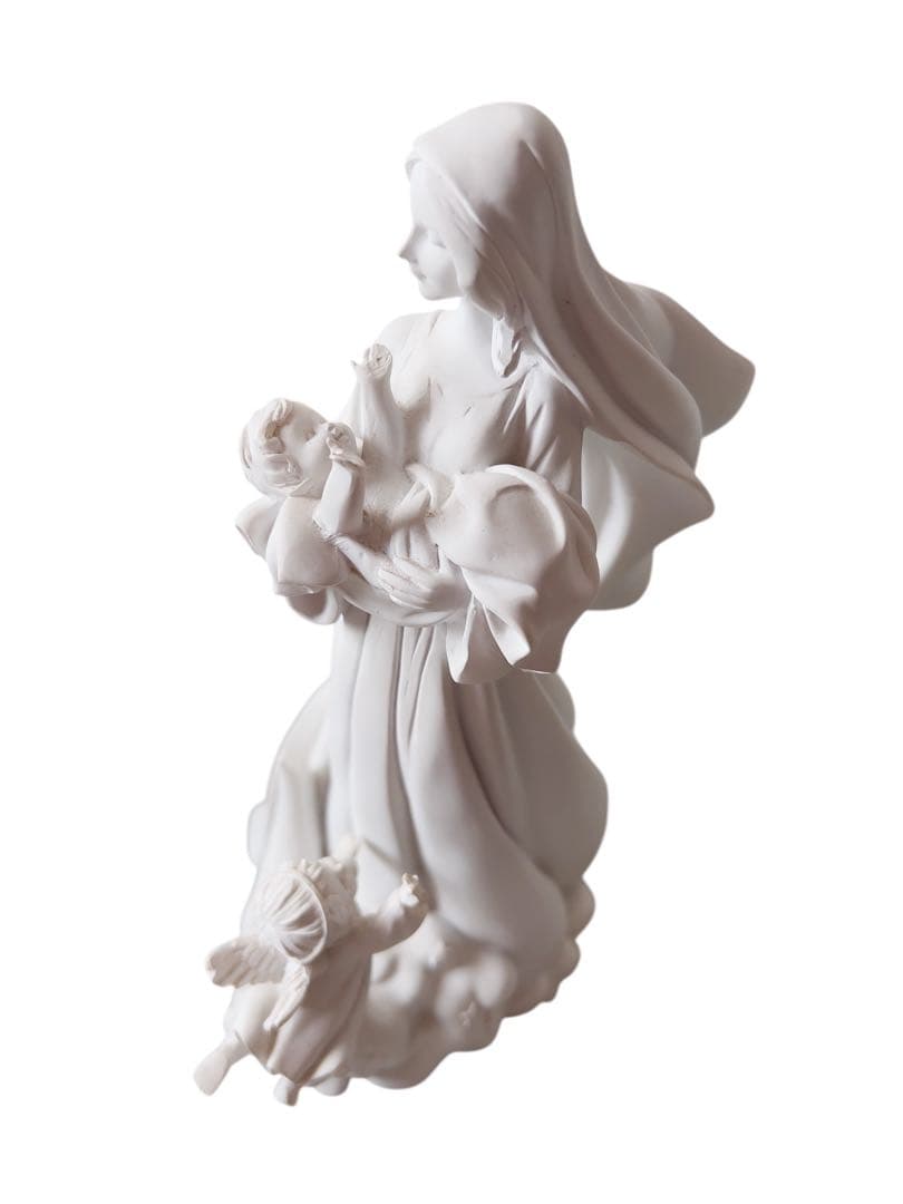 聖母マリアとイエスと天使の彫刻