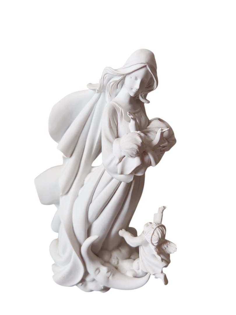 聖母マリアとイエスと天使の彫刻