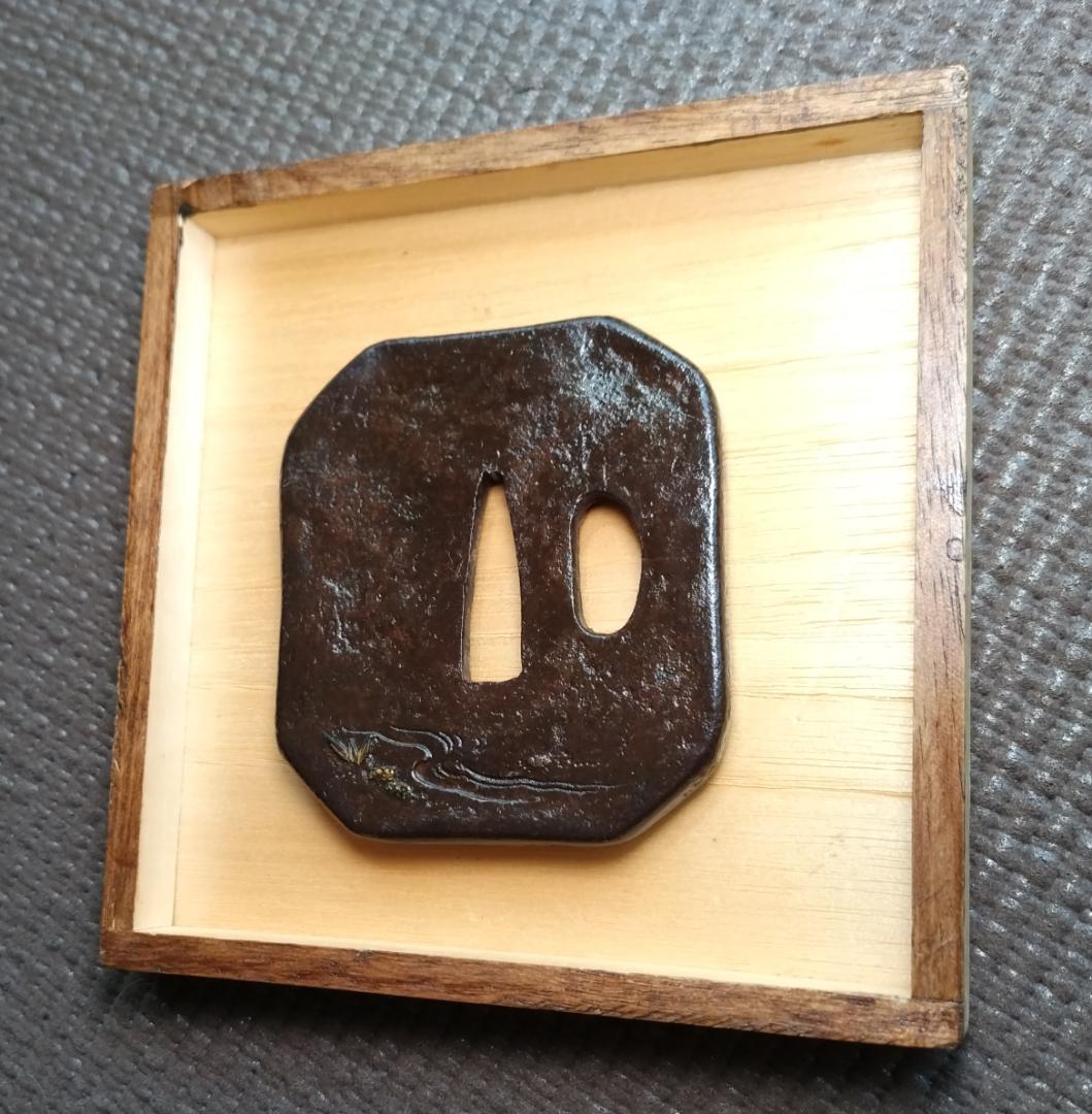 鉄鐔 (月間誌「麗」掲載、子犬に蝶図・江戸後期)