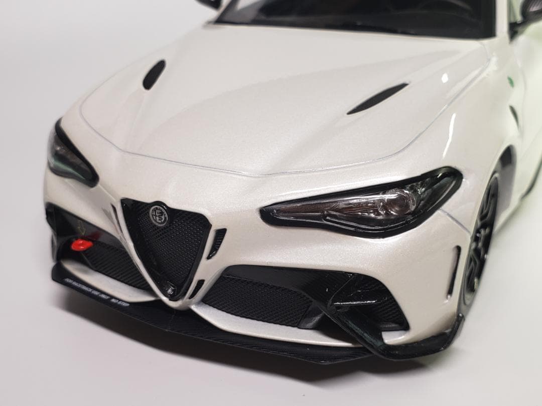 ソリド SOLIDO 1/18 アルファロメオ ジュリア GTA ホワイト 白