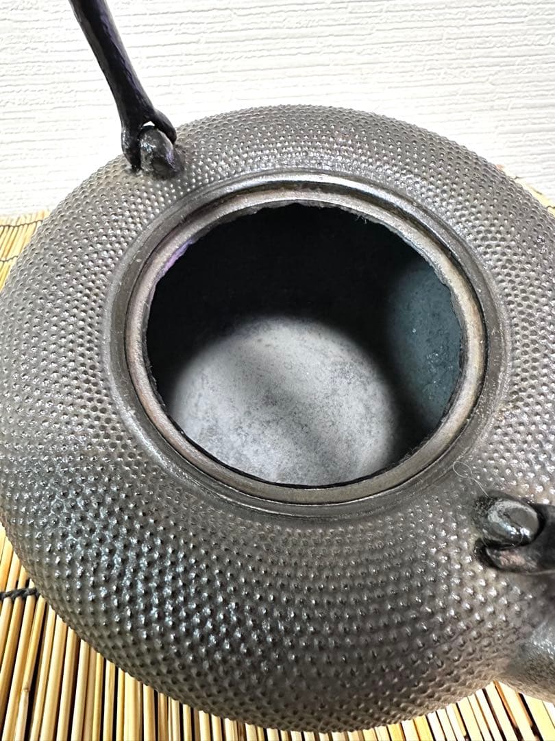 未使用品　南部盛岡東文堂造　１０型姥口アラレ　南部鉄瓶　南部鉄器　鉄瓶