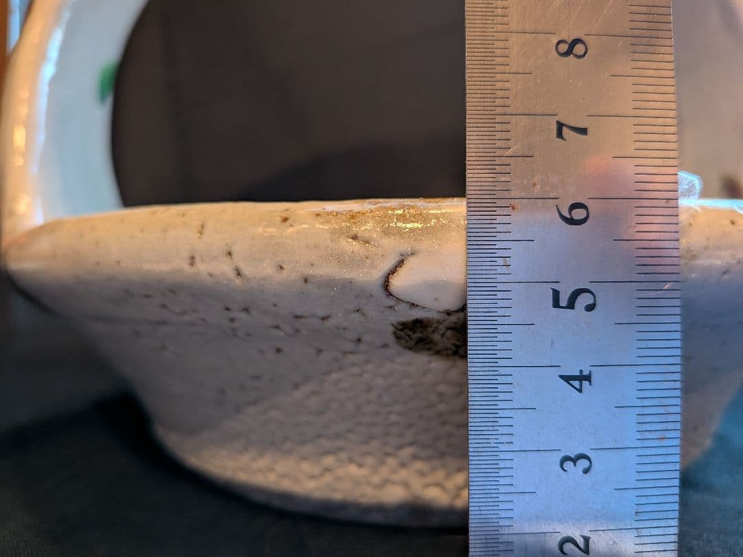 益子作家　松原直之さんの梅花皮赤絵手つき鉢。白地に赤絵が楽しい器です。