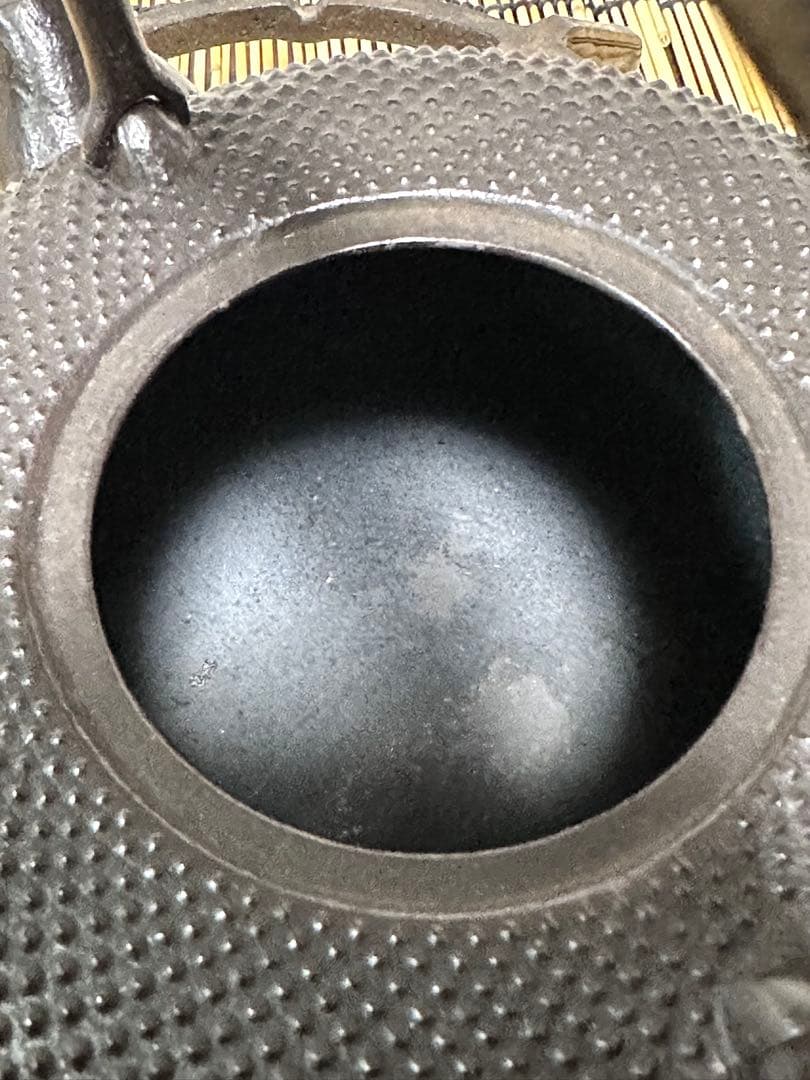 供箱等付属品付　南部藤枝工房　藤枝　昌行作　１２型アラレ　南部鉄瓶　南部鉄器