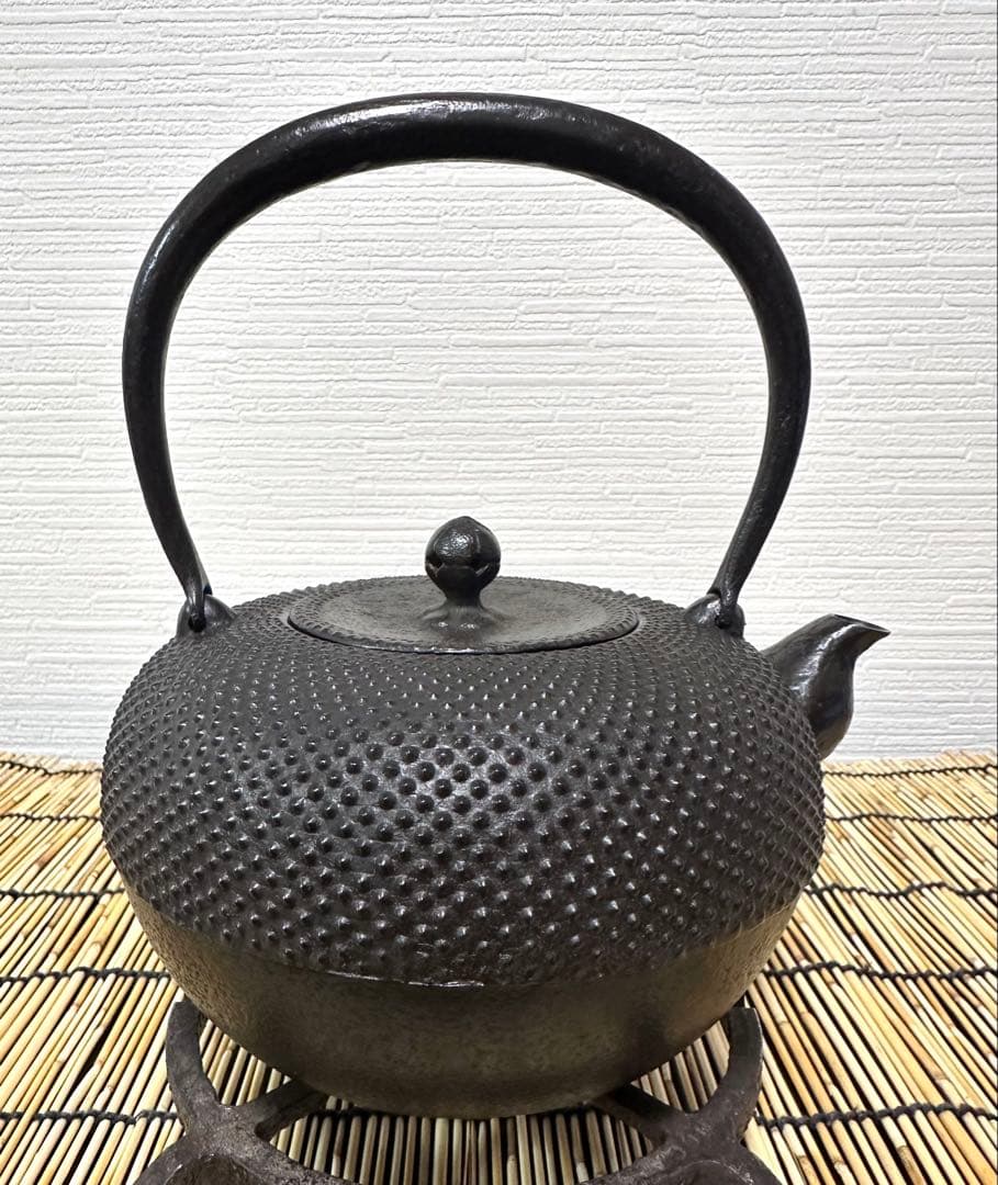 供箱等付属品付　南部藤枝工房　藤枝　昌行作　１２型アラレ　南部鉄瓶　南部鉄器