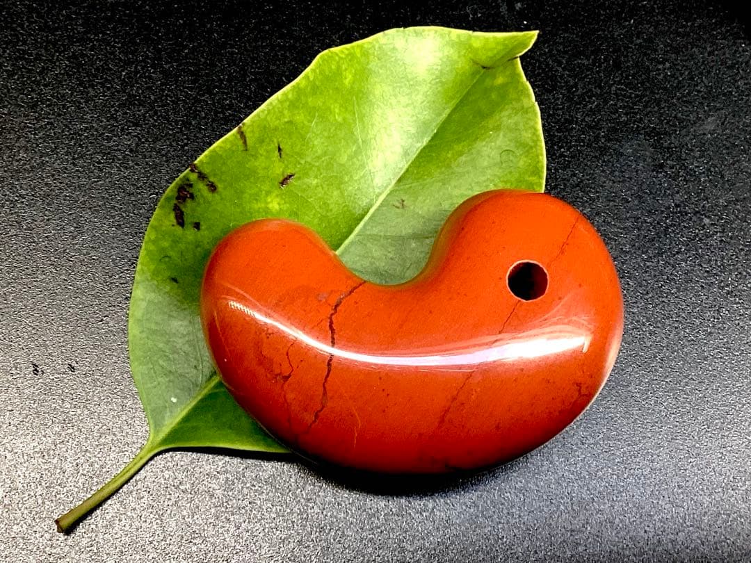 極上日本三大銘石‼️佐渡赤石勾玉　強力パワー黒線入り日本一美麗な赤色彩　安価卸し‼️