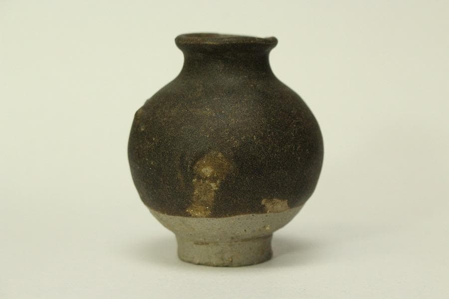 李朝 黒高麗 小壷 高6.2cm(LC521)