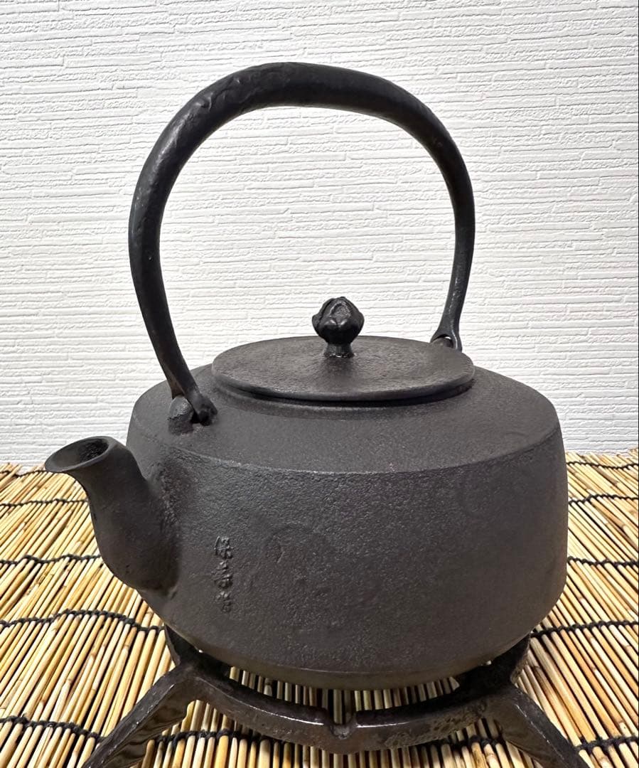 ＵＳＥＤ品 昭和期造　菊地保寿堂名人　菊池熊治作　１２型 梅文様 肩衝 南部鉄瓶