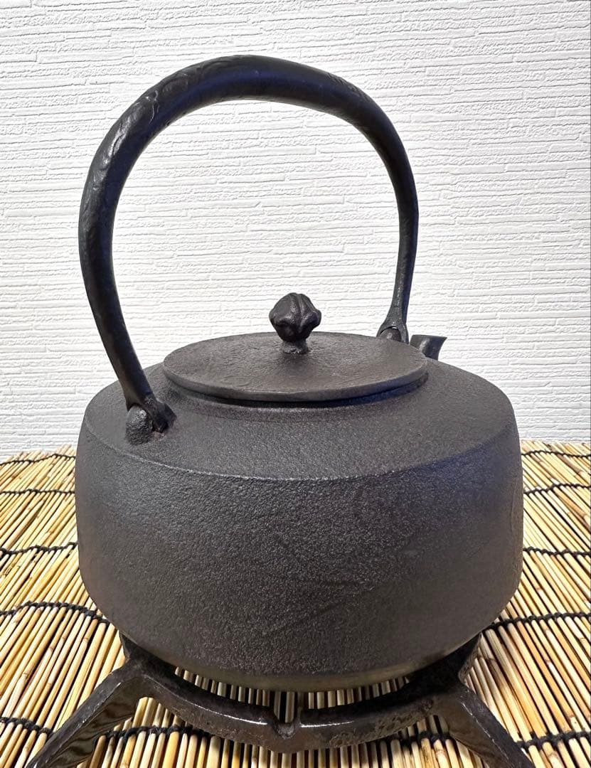ＵＳＥＤ品 昭和期造　菊地保寿堂名人　菊池熊治作　１２型 梅文様 肩衝 南部鉄瓶