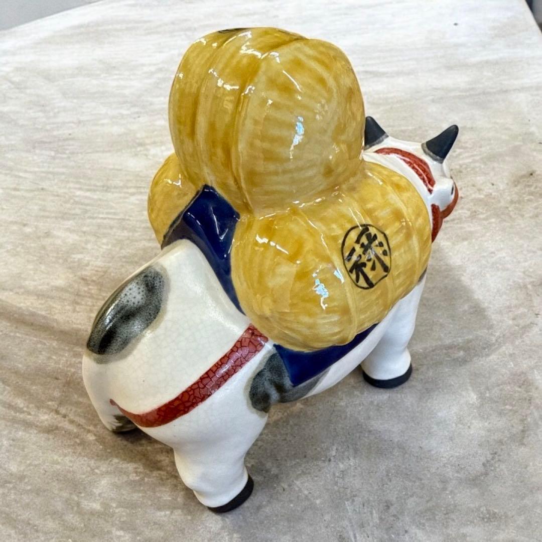 【宮永東山】陶器 牛の置物 背中に藁の束