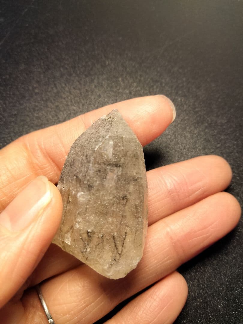 国産鉱物　山梨県　塩山竹森山　天然水晶　虹入り　トルマリン入り水晶　早い者勝ち