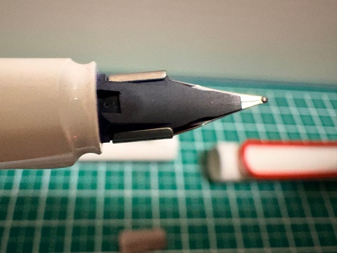 【匿名配送】LAMYサファリ限定ホワイト 万年筆 Fサイズ