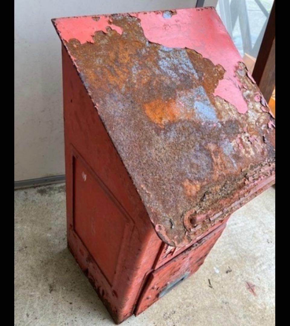 古い赤い郵便ポスト