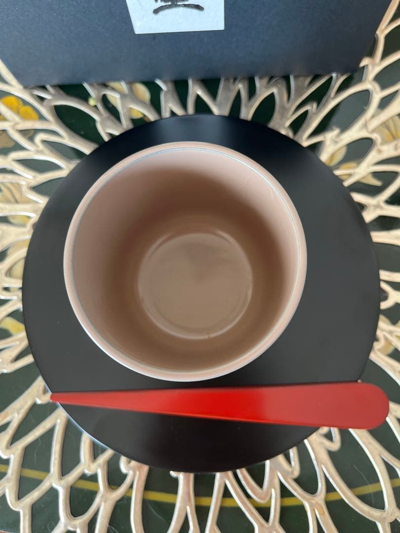 輪島塗り漆器カップと黒いプレート、スプーン付き