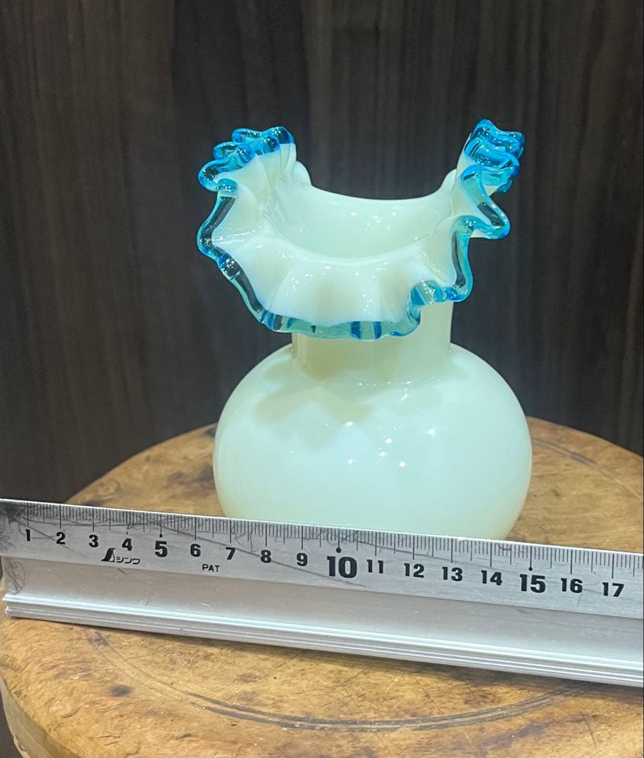 \"希少\" ひらひらミルクガラス　花瓶
