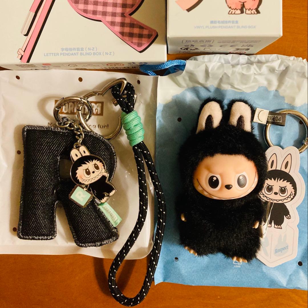 ラブブ イニシャル R キーホルダー　PIN FOR LOVE アルファベット