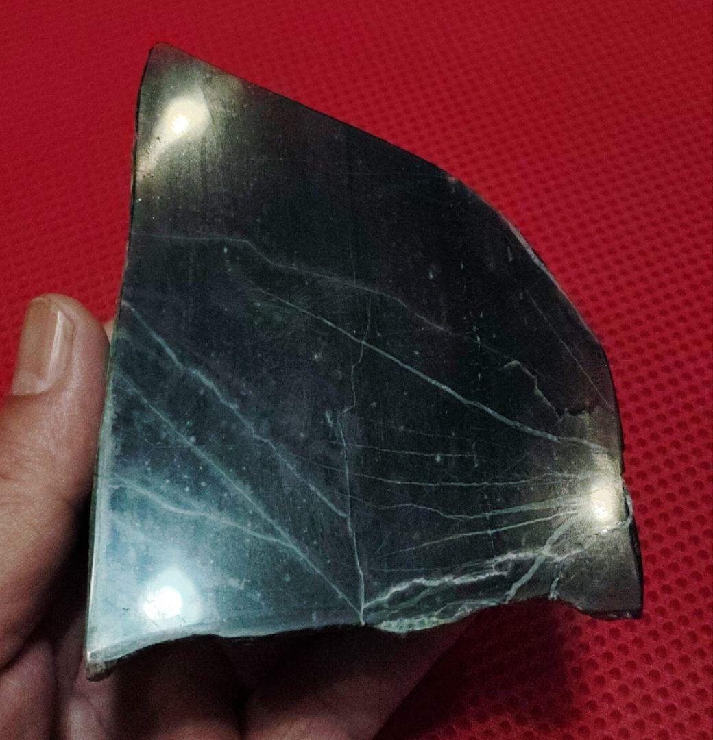 ★翡翠原石★幻の翡翠【秩父ブラックネフライト磨き407ｇ】