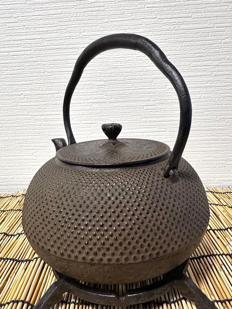 未使用品、タグ付　南部照光堂造　１８型アラレ　南部鉄瓶　南部鉄器　鉄瓶