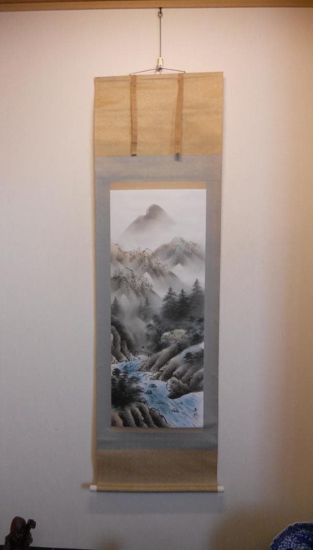 掛け軸 芳水 彩色山水 絹本 希少 軸装 茶道具 掛軸 美品 です。