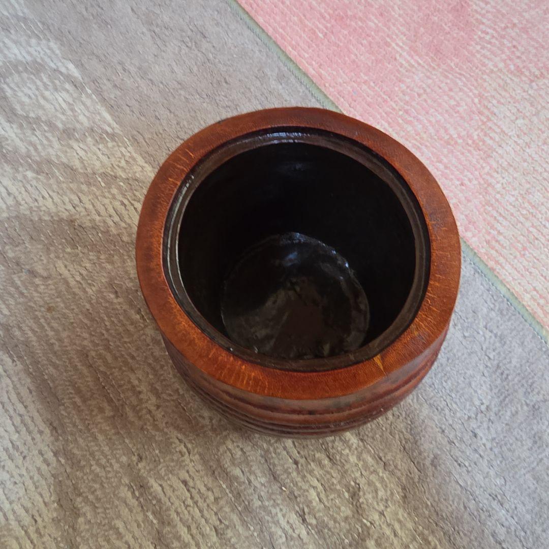 茶色い陶器製円筒形容器