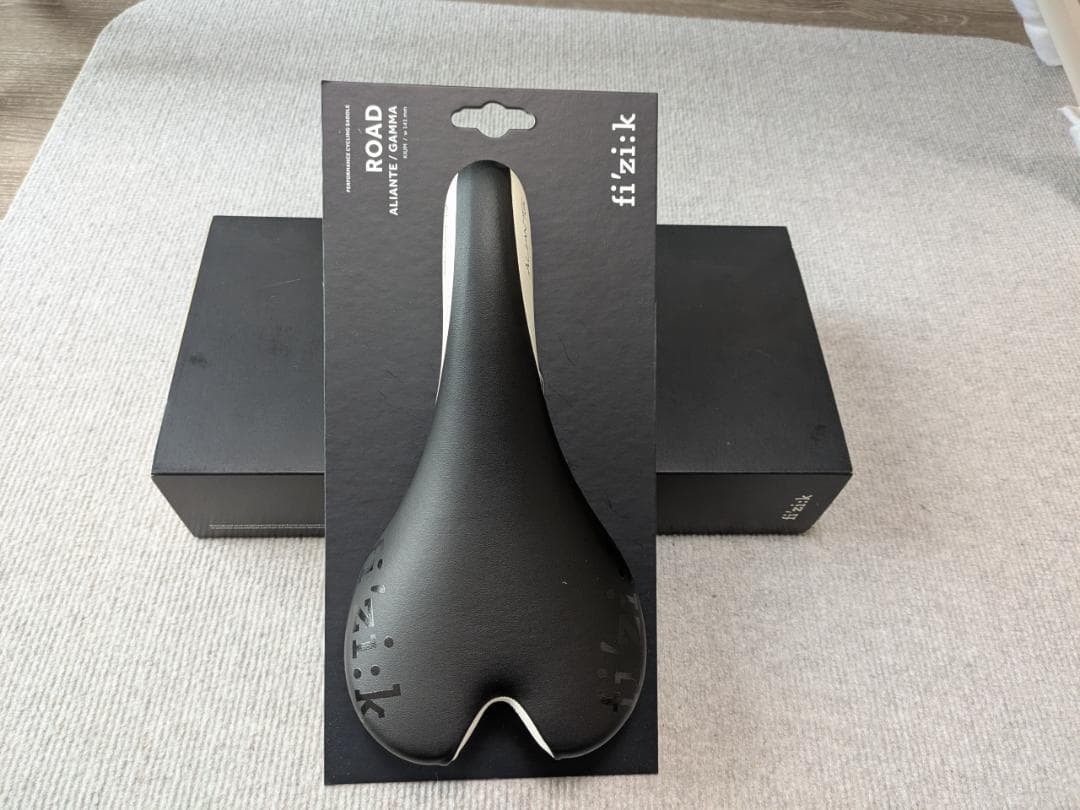 fizik Aliante GAMMA K:IUM RAIL 黒/白 サドル