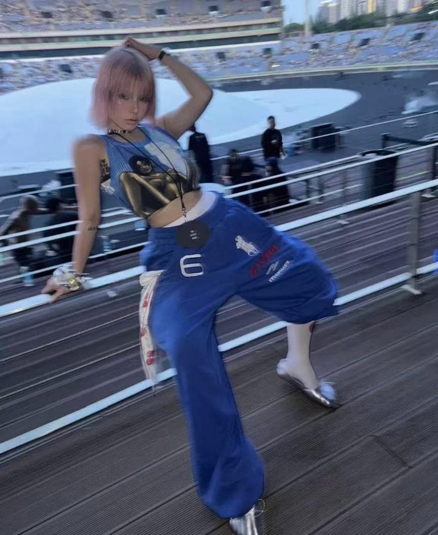 Mowalola 青いラガーパンツ ロゴ入り LONDON 1