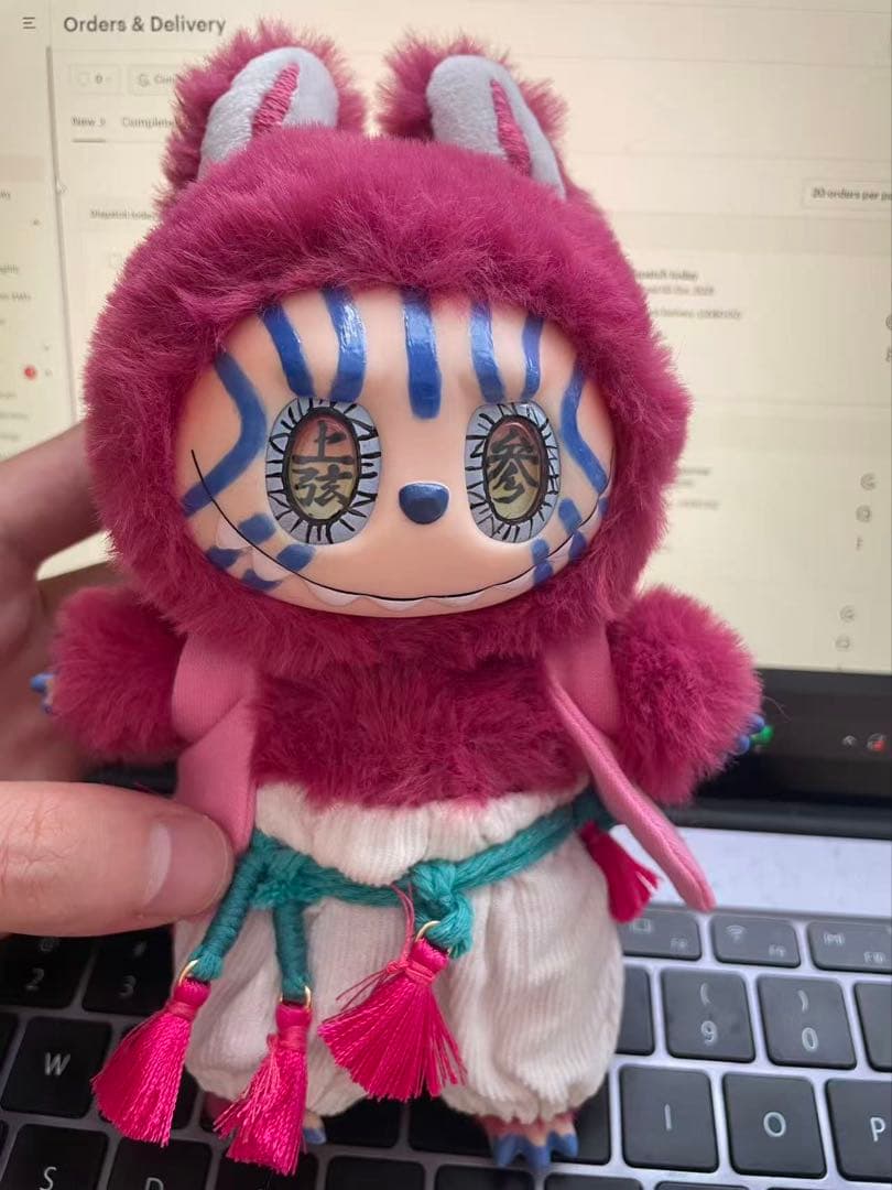 あかざ / Akaza手作りの Labubu