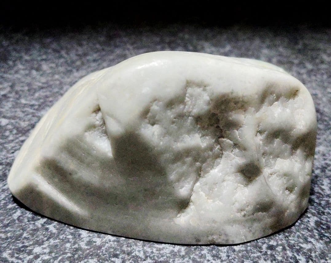 ★翡翠原石★糸魚川硬玉【底カット・ロウカン部有・379ｇ】