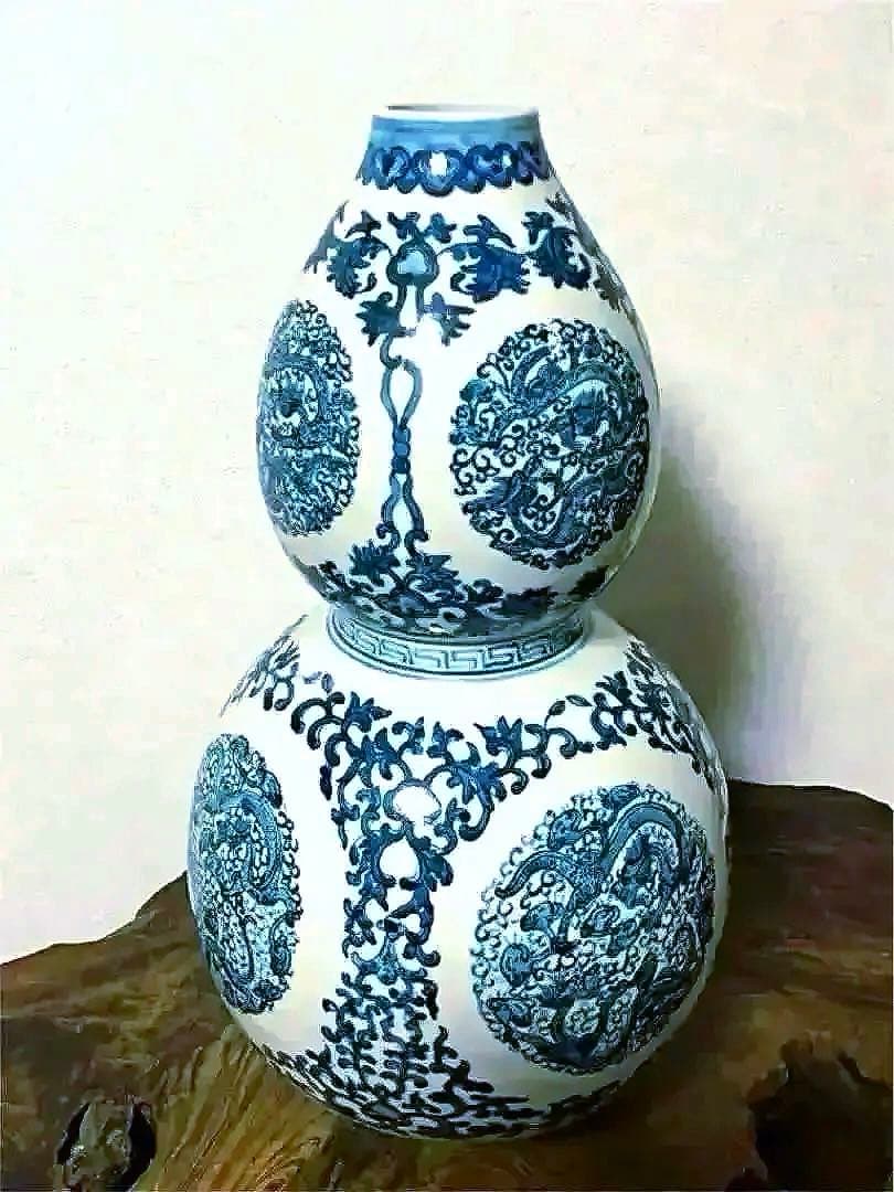 中国仏教美術 景徳鎮 大清乾隆年製 染付 多龍遊雲草花紋 瓢箪型 花瓶