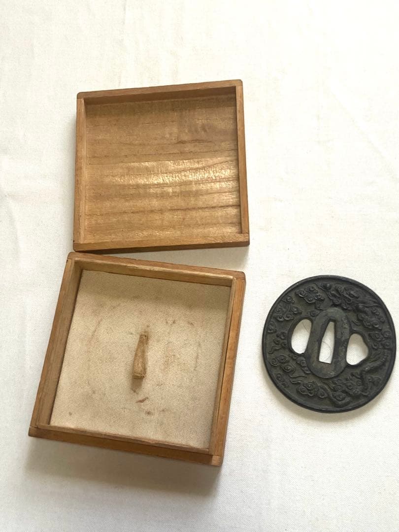 鍔つば　雲と龍の彫刻　箱あり