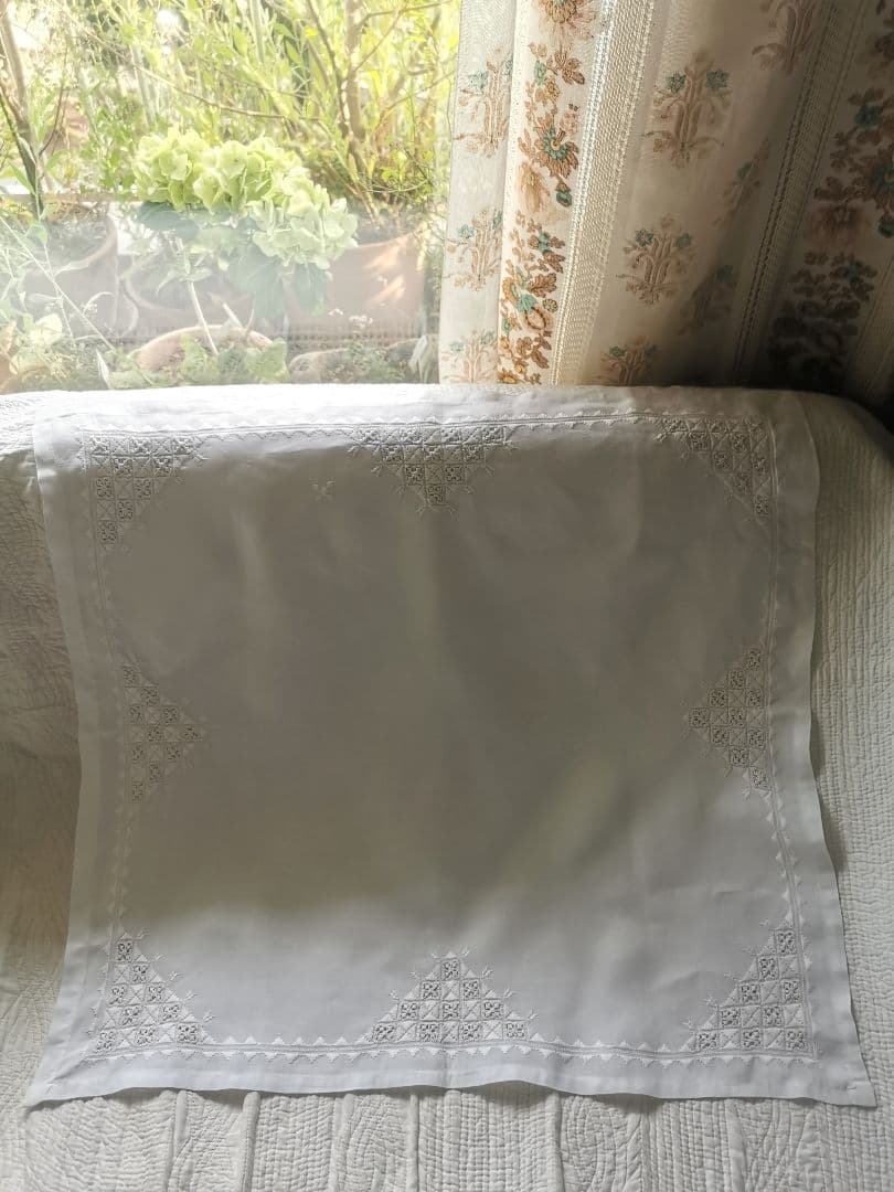 アンティーク ハーダンガー風 盛上げ＆透かし手刺繍クロス とろみのある上質リネン