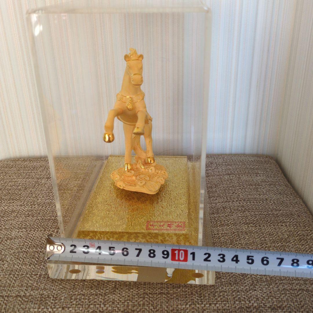 金色の馬の彫刻 アクリルケース入り