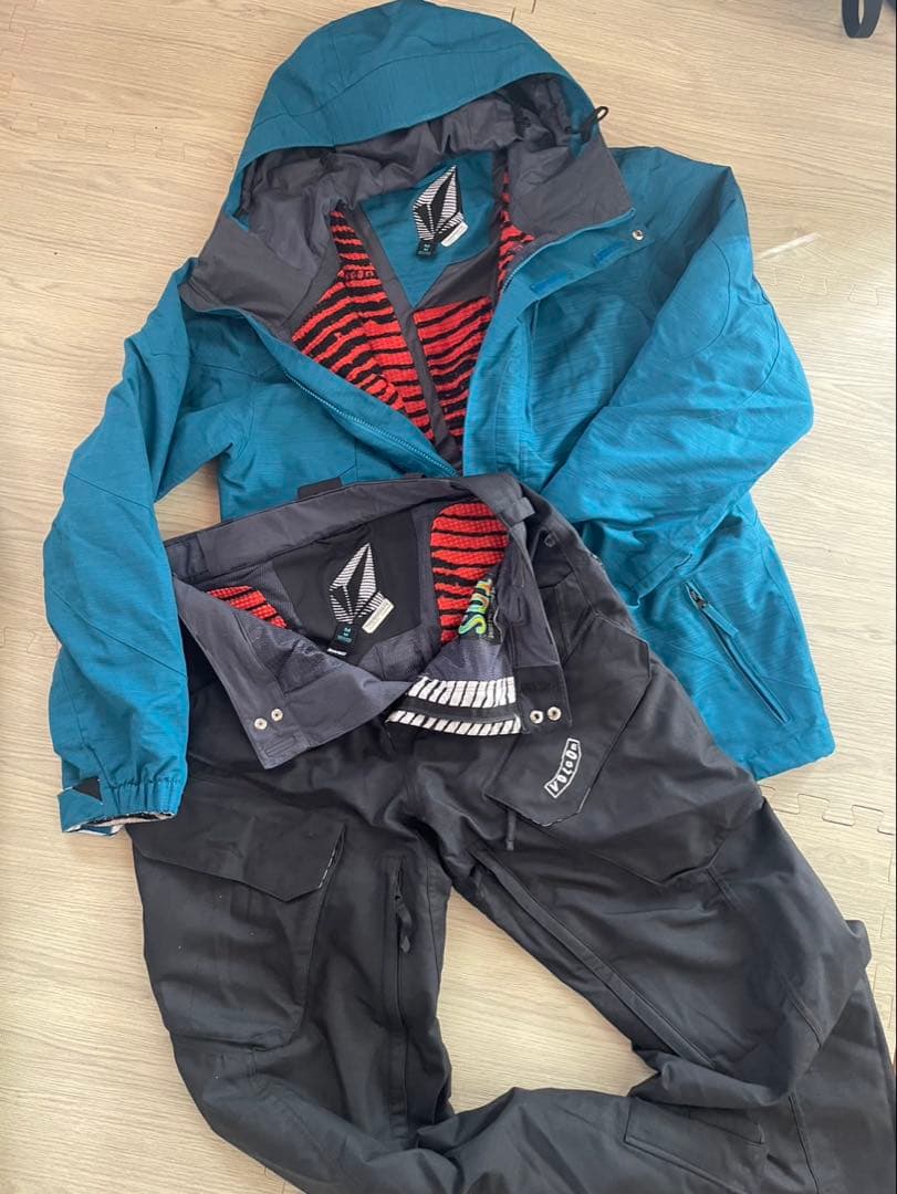 最終特別お値下げ❣️VOLCOMスノーボードウェア Lサイズ 上下セット　暖かい