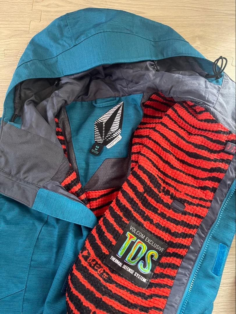 最終特別お値下げ❣️VOLCOMスノーボードウェア Lサイズ 上下セット　暖かい