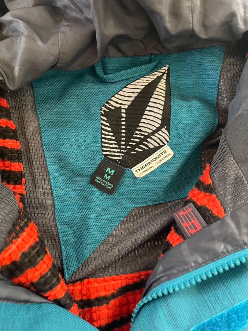 最終特別お値下げ❣️VOLCOMスノーボードウェア Lサイズ 上下セット　暖かい