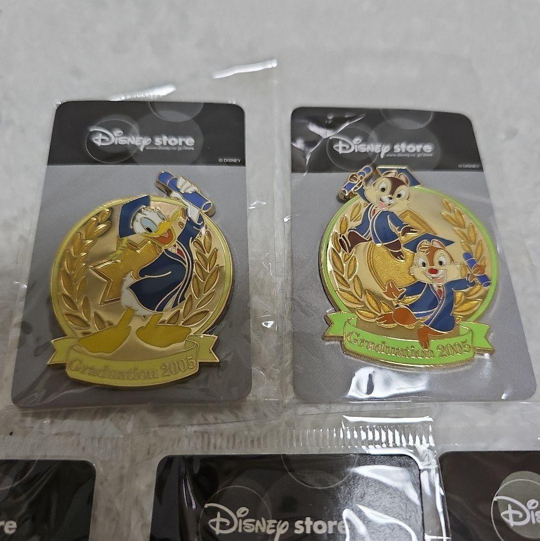 DisneyStore キャラクター 卒業記念 限定ピンバッジ