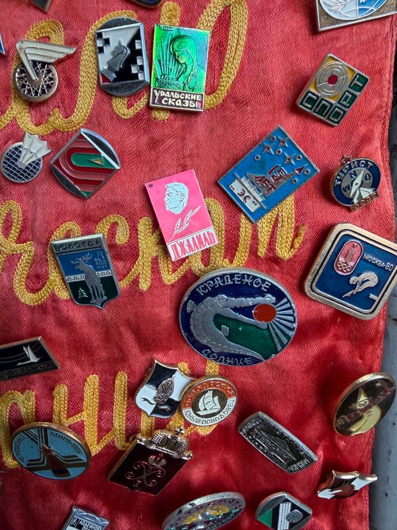 レーニン肖像画付き　バッチ　ロシア　希少品