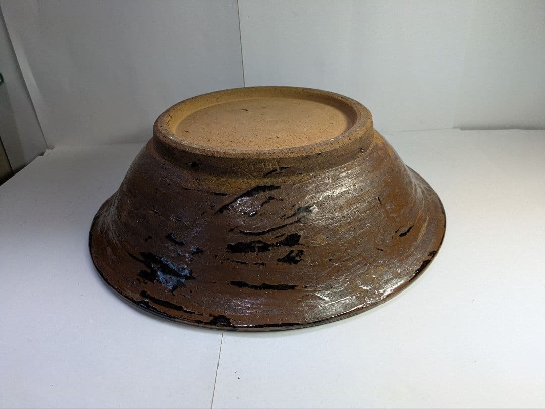 【真作】沖縄壺屋焼、仁王窯、小橋川仁王作、『魚文飾鉢』、銘「仁王」、皿立付、箱無