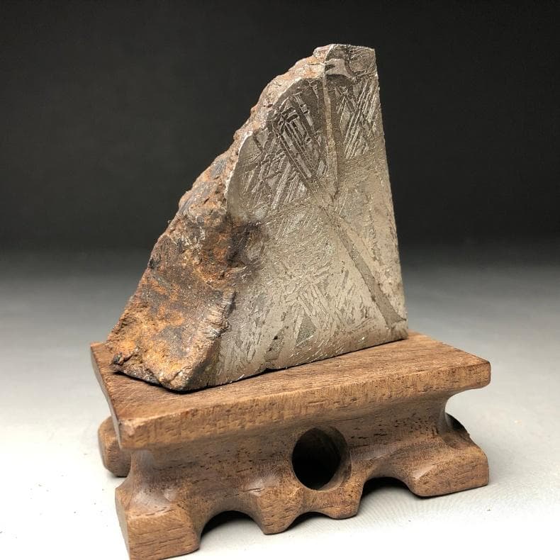 M　隕石 鉄隕石　アルタイ隕石　原皮付き　ナチュラル　原石　重さ約153ｇ