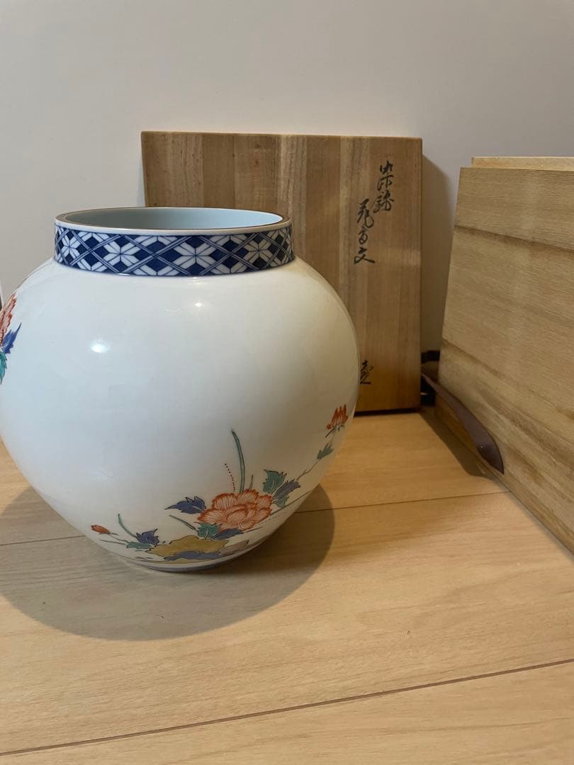 【骨董品】　人間国宝13代目柿右衛門　染錦壺