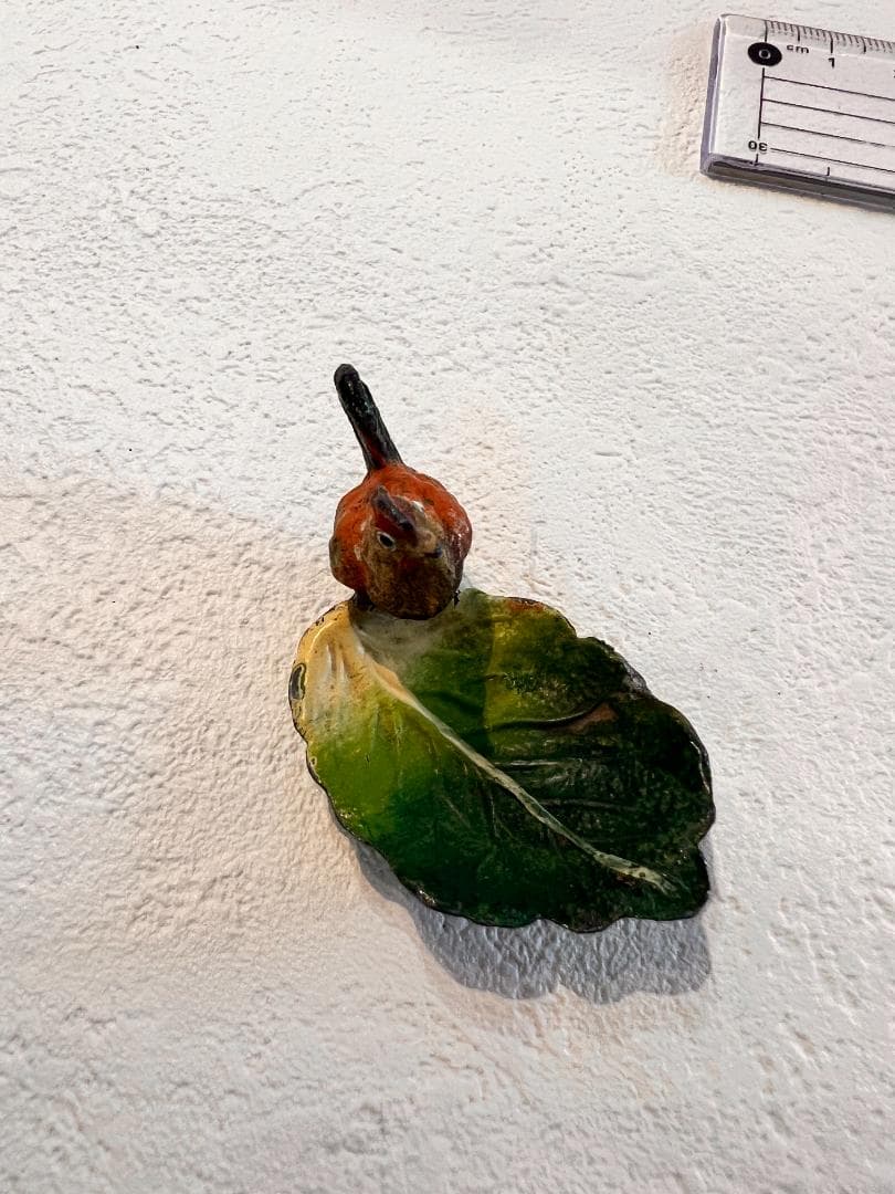 ミニチュアのフィギュア　 葉ににわとり　ビエナブロンズ