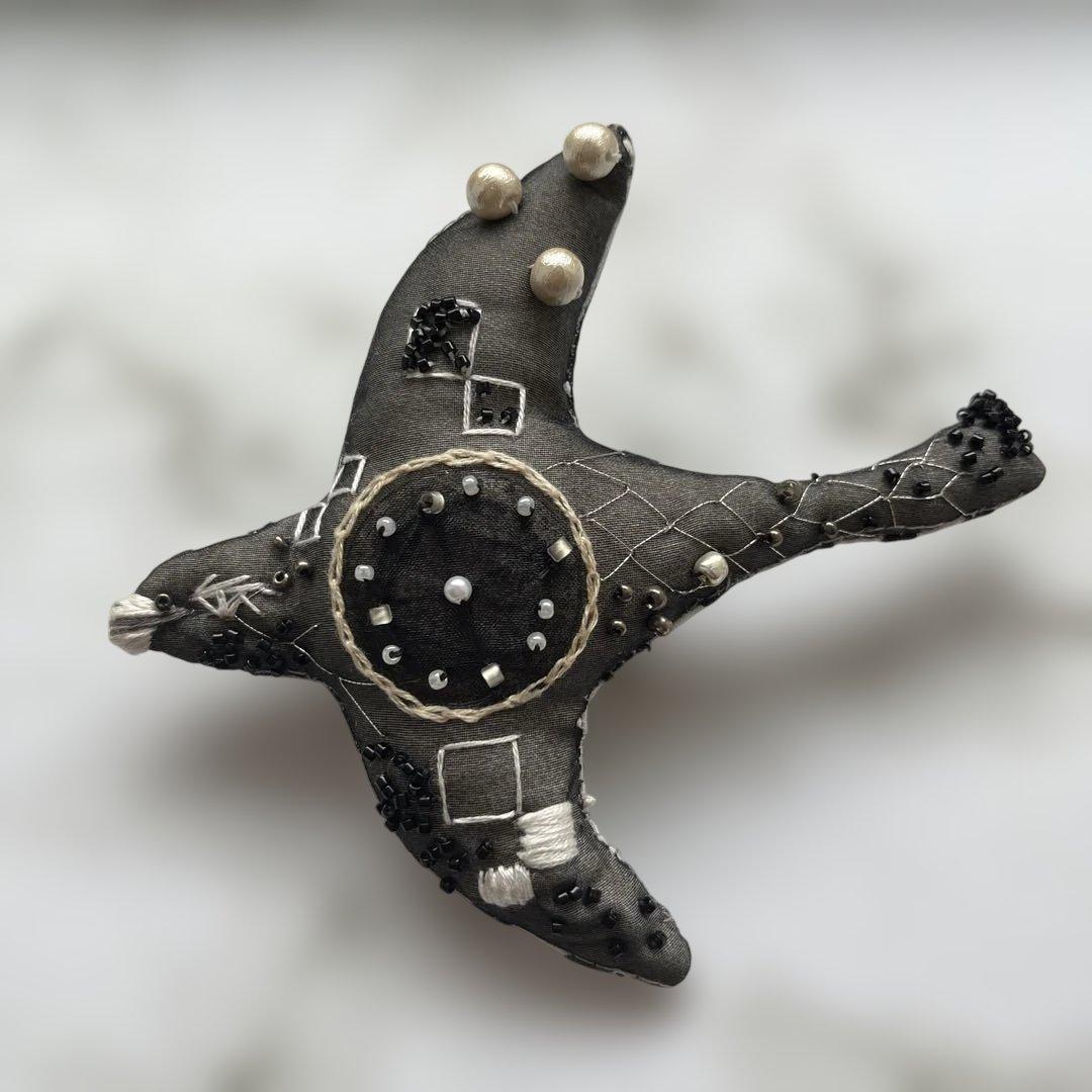 アート　ブローチ　鳥　時計　布　ビーズ　刺繍　芸術