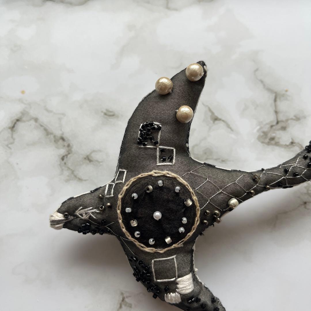 アート　ブローチ　鳥　時計　布　ビーズ　刺繍　芸術