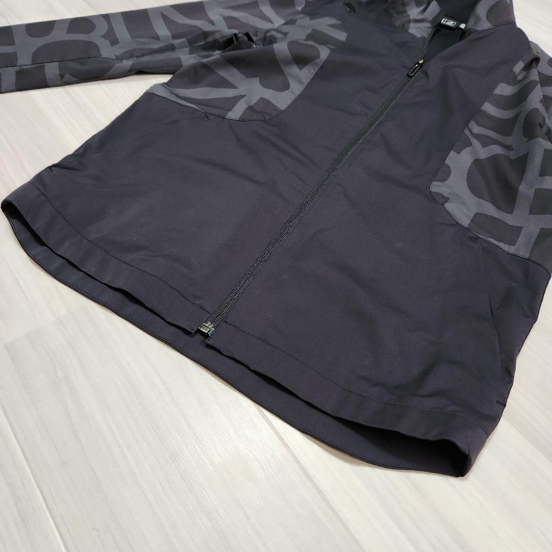 DESCENTE GOLFタイポグラフィモチーフウィンドジャケットストレッチM黒