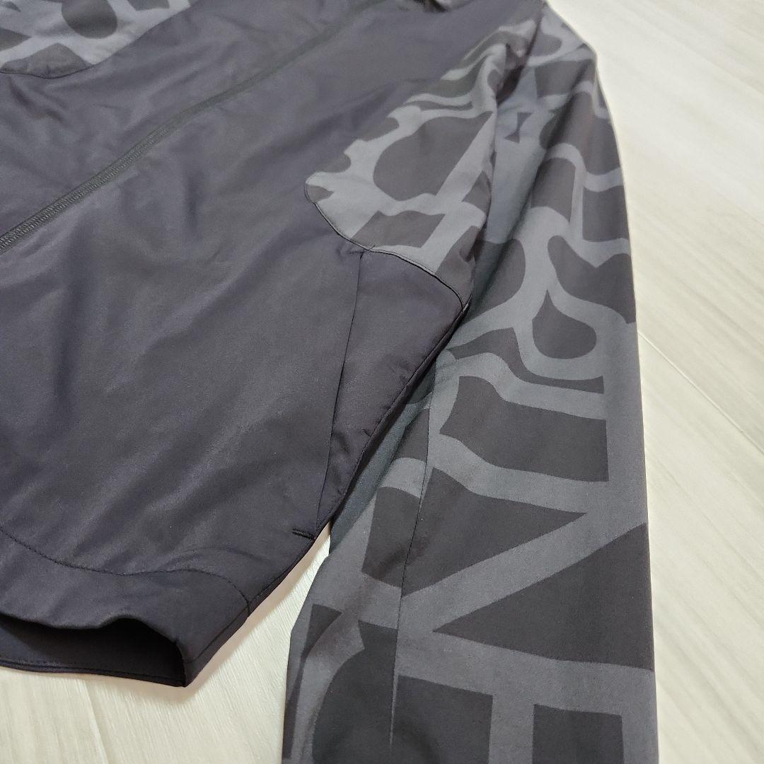 DESCENTE GOLFタイポグラフィモチーフウィンドジャケットストレッチM黒