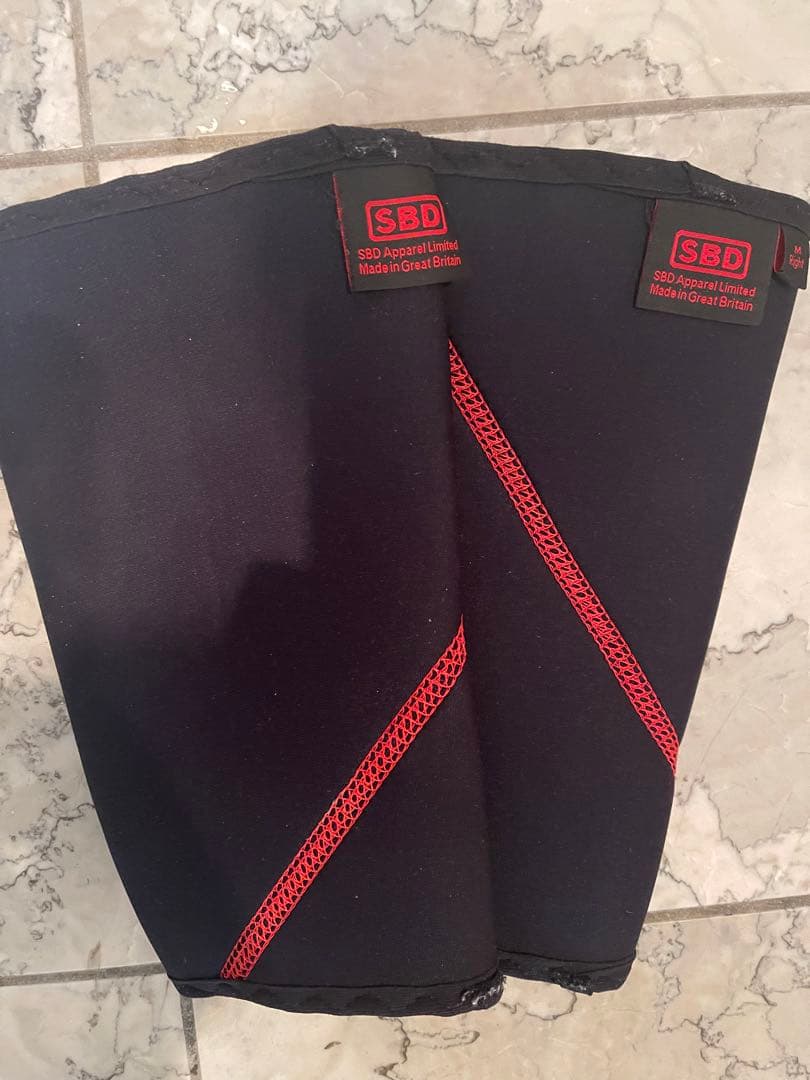 SBD ニースリーブMサイズ 黒/赤
